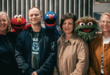 Elmo, Grobi und Oskar klären über E-Schrott auf