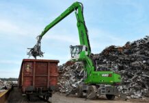 Umschlagmaschine aus grünem Stahl im Schrottrecycling